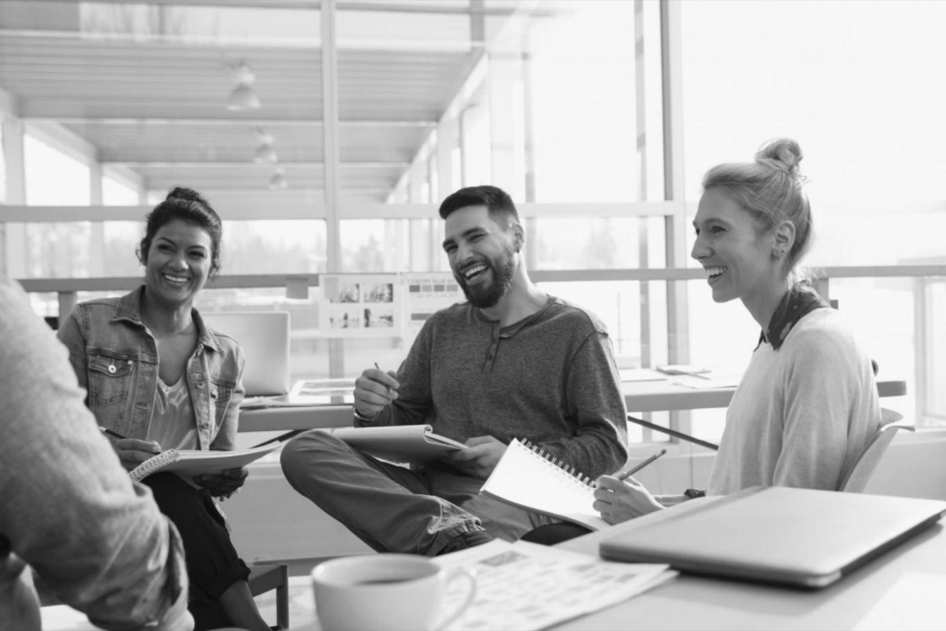 Instructor proporcionando retroalimentación detallada sobre trabajos realizados