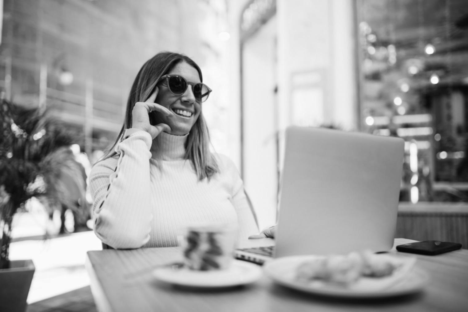 Estudiante trabajando en ejercicios prácticos mediante editor colaborativo