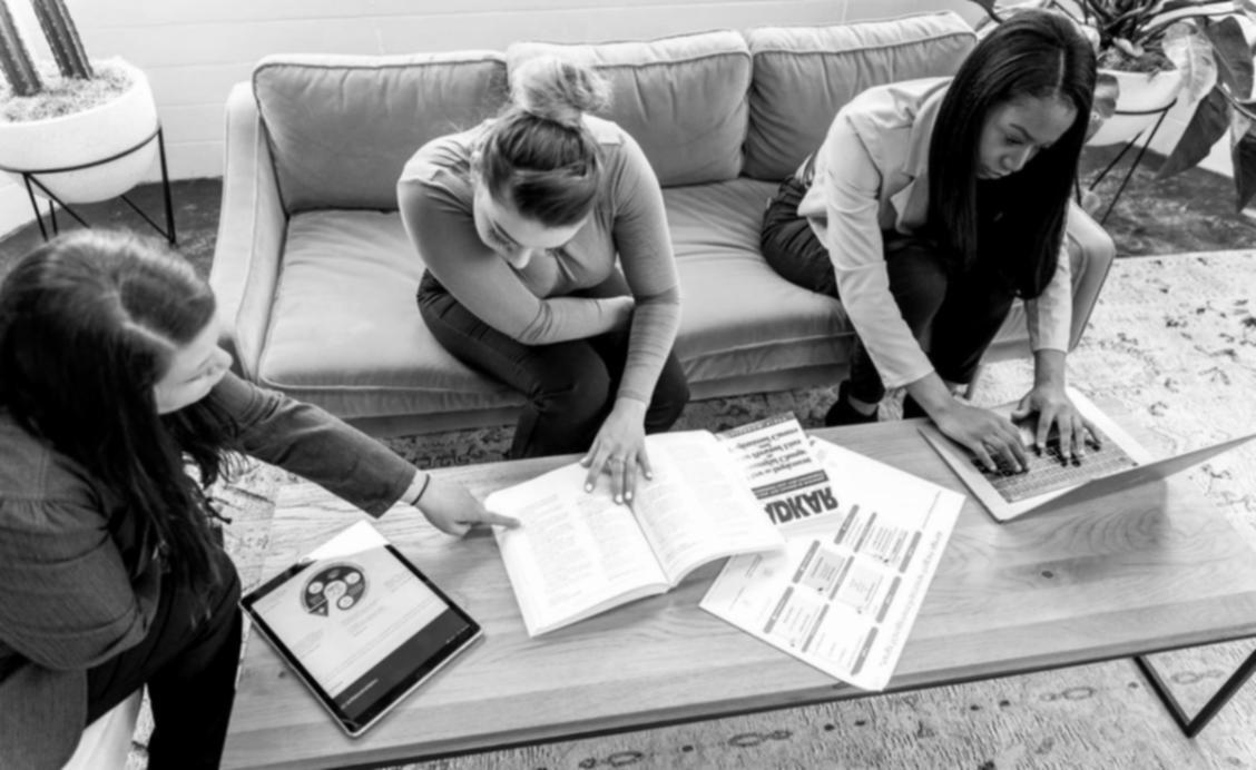 Entorno de trabajo con código y documentación técnica