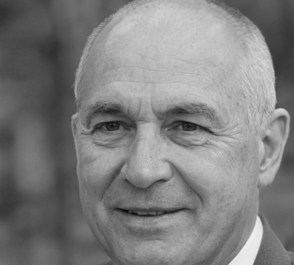 Instructor colaborando con estudiantes en iniciativas educativas comunitarias